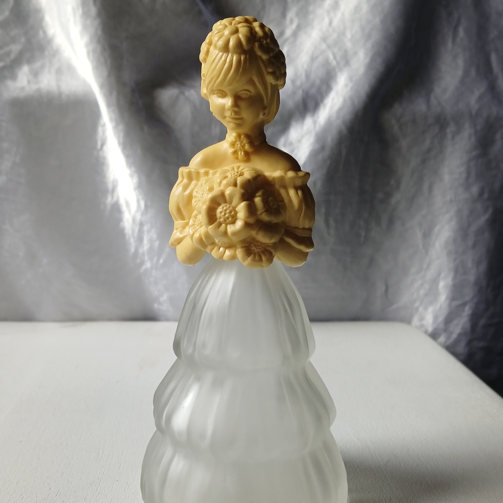 Vintage Style Cream and White Figurine